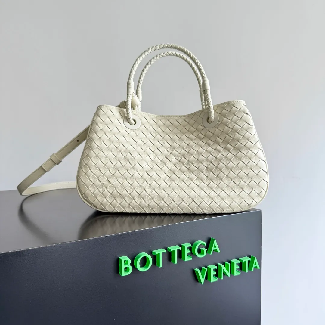 Batch 2200 Bottega Veneta Basket new woven handbag. The classic tote bag style has its own elegant and elegant temperament. It does not feel out of place whether it is commuting or casual outings. It is suitable for various occasions! The design of the woven handle is the finishing touch. The hand-woven texture is delicate and rich in texture. It is not only beautiful, but also extremely comfortable to hold. It looks low-key when held in the hand, but in fact it exudes luxurious charm. Iconic weaving process, each weave is tight and even, showing BV's exquisite production technology. The metal ring decoration is perfectly connected with the bag body, adding a sense of modernity and sophistication to the whole. Moreover, the lines of the bag body are smooth and natural, and the curvature is ergonomic. It can be perfectly adapted whether it is carried on the shoulder or carried in the hand, showing an elegant posture. Style number: 836261 Size: 31*18.5*16cm